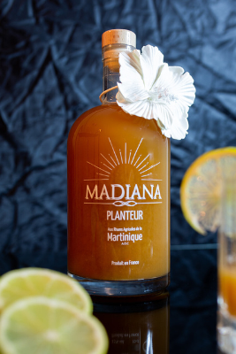 LE COCKTAIL PAR EXCELLENCE Purs jus d'ananas, orange et goyave. Mélange d'épices naturelles avec une dominance de rhum agricole ambré AOC de la Martinique.